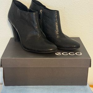 Ecco Womens Shape 75 Round Ankle Boot Sz 8-8.5 Black Snake Print - Mint w/box